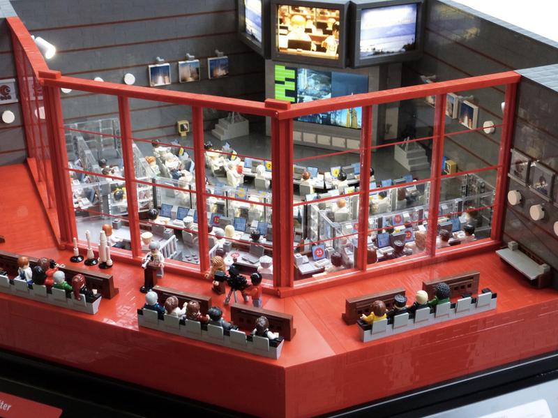 Illustration for article titled The European Space Agency's Jupiter Mission Control Made of Lego